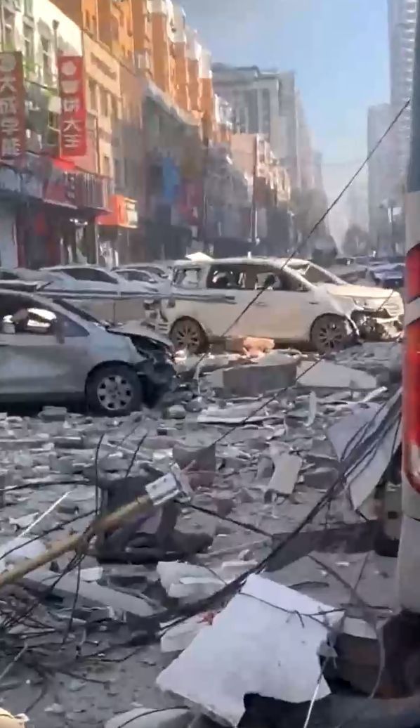 突发!沈阳一饭店燃气爆炸,半条街成废墟(图1) 突发!沈阳一饭店燃气爆炸,半条街成废墟(图1)