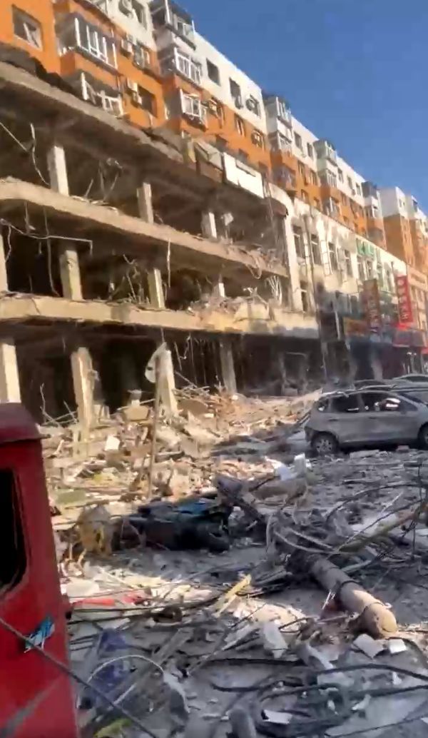 突发!沈阳一饭店燃气爆炸,半条街成废墟(图2) 突发!沈阳一饭店燃气爆炸,半条街成废墟(图2)